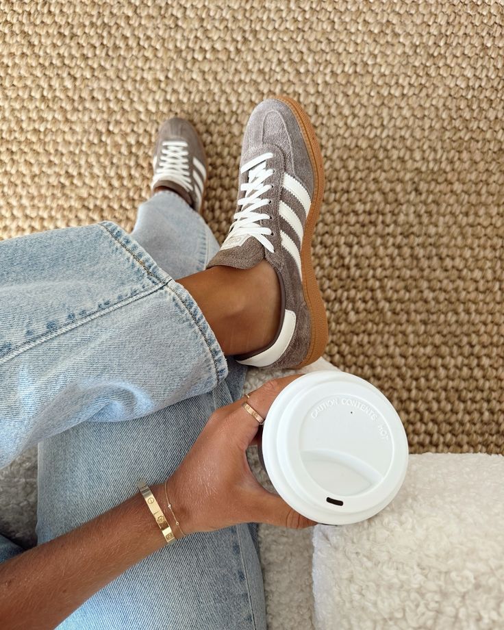 25+ Cool It Girl Sneaker Outfit Ideas You Will Love! 21